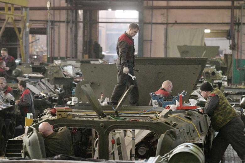 Рабочие восстанавливают кузовы танков Т-34-85 на 61-ом бронетанковом ремонтном заводе