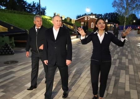 Путин с Шойгу и его дочерью посетил Кронштадт