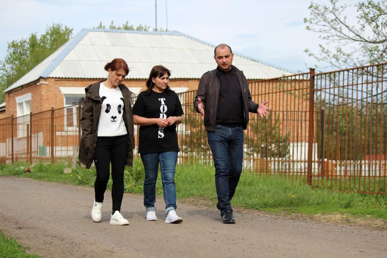 Владимир Жданов с местными жителями
