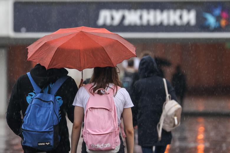 Люди под зонтами во время дождя в Москве