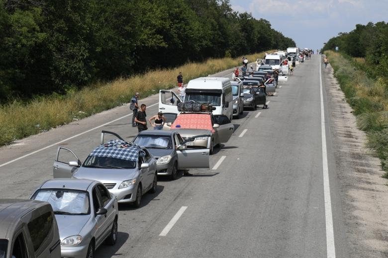 Автомобильная пробка возле КПП «Васильевка» на границе Запорожской области. Пункт пропуска организовали российские военные совместно с районной администрацией