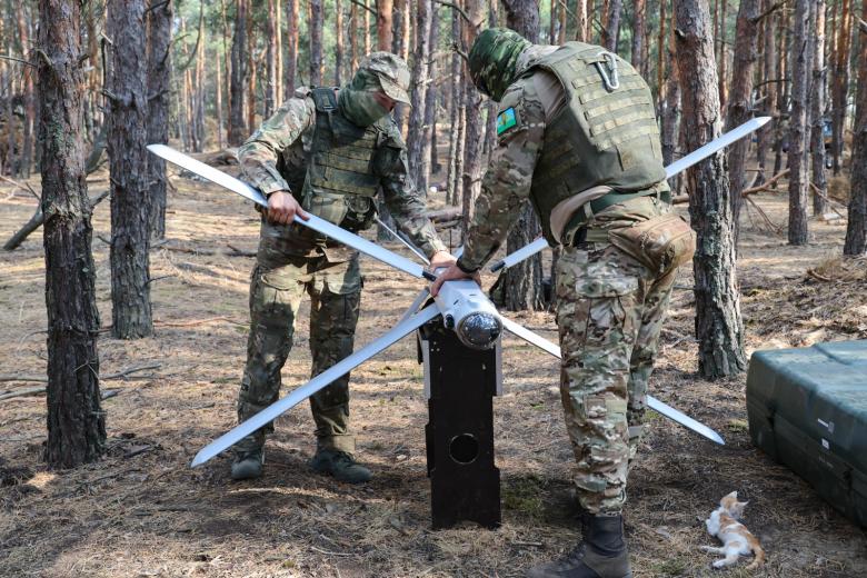 Военнослужащие группировки войск «Днепр» во время сборки интеллектуального барражирующего комплекса «Ланцет» в зоне проведения спецоперации
