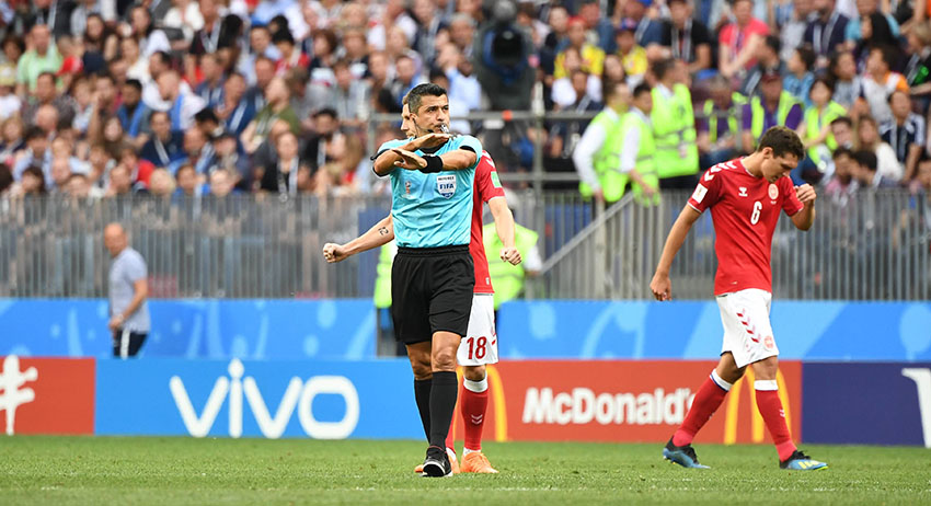 Судья Сандро Риччи на матче Дания — Франция в рамках ЧМ-2018