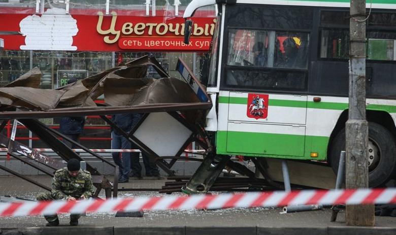 Последствия ДТП с участием автобуса на ул. Сходненская, д. 37