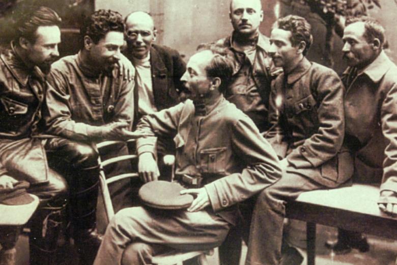 (Слева направо): С. Г. Уралов, К. М. Волобуев, М. И. Васильев-Южин, И. К. Ксенофонтов, Г. С. Мороз, В. И. Савинов, в центре - Ф. Э. Дзержинский