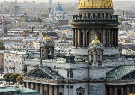 На петербурженку завели дело за фото в трусах на фоне Исаакиевского собора