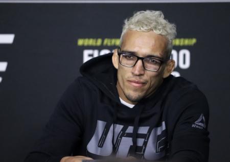 Оливейра победил Порье удушающим приёмом и защитил титул чемпиона UFC
