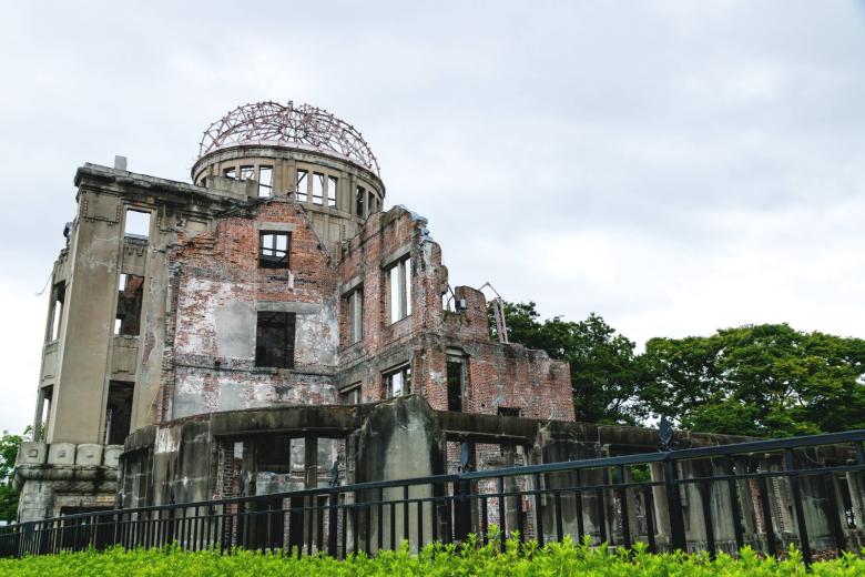 Руины после ядерной бомбардировки, оставленные в качестве мемориала. Хиросима, Япония