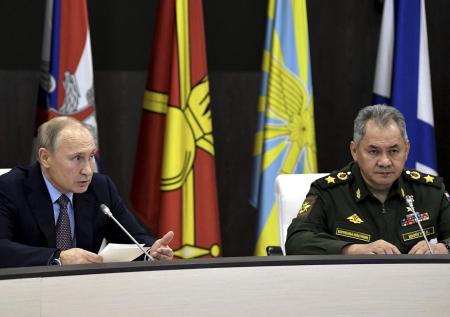 Путин и Шойгу поздравили военных Сухопутных войск с праздником