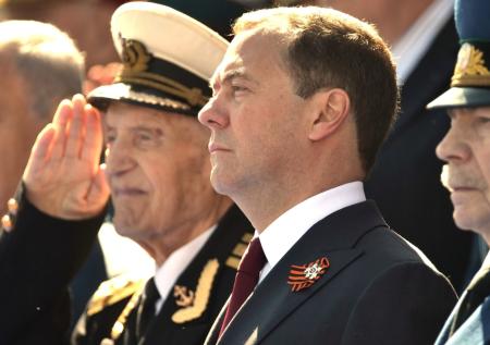 Медведев поздравил россиян с 9 Мая и показал Знамя Победы над Рейхстагом