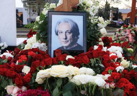 Появились кадры утопающей в цветах могилы телеведущего Веселкина
