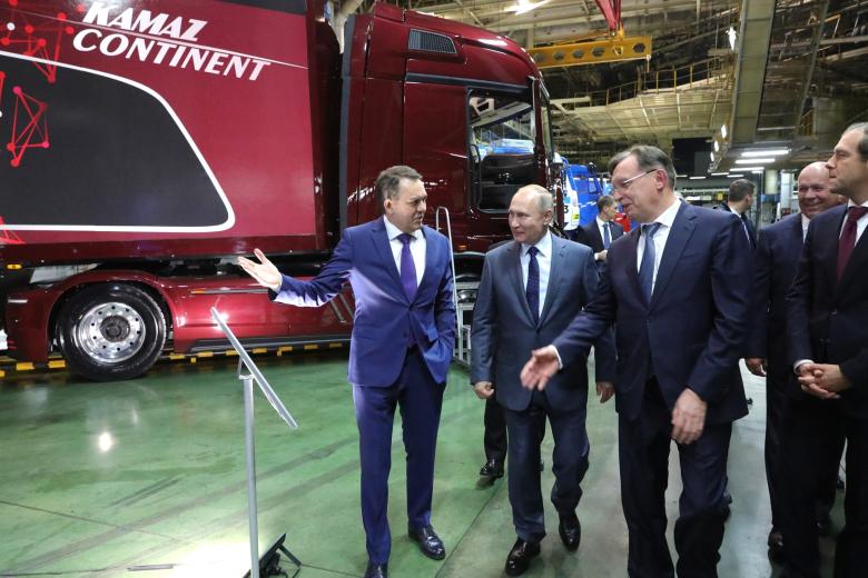 Владимир Путин и автомобиль Kamaz Continent
