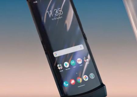 Motorola показала смартфон Razr с гибким экраном