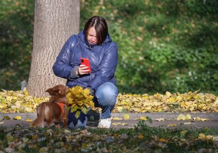 Дерматолог рассказала, почему опасно фотографироваться в осенних листьях