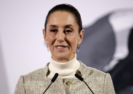 Попытка пьяного мужчины поцеловать президента Мексики попала на видео