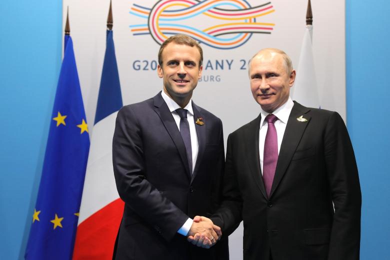 Президенты Франции и РФ Эммануэль Макрон и Владимир Путин 