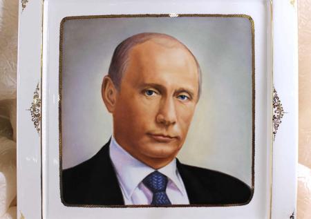 Тарелку с Путиным оценили в десятки тысяч рублей