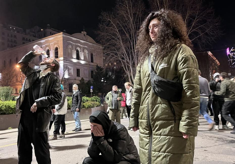 Люди, пострадавшие от слезоточивого газа на митинге против законопроекта об иноагентах у здания парламента Грузии