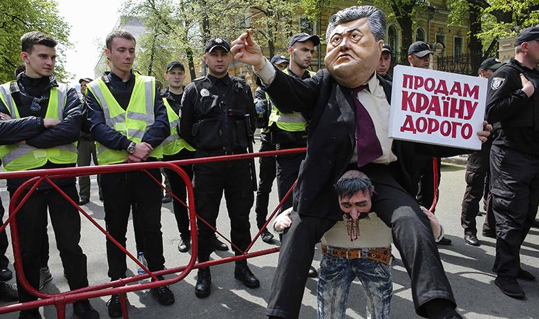 Антипрезидентский перформанс в центре Киева