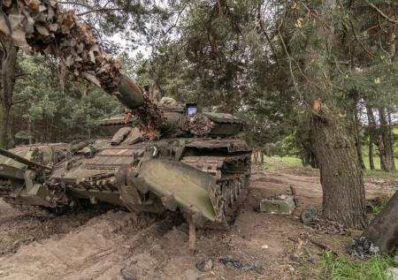 Опубликованы кадры уничтожения танка ВСУ, укрывшегося в лесополосе