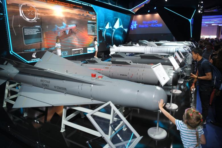 На первом плане: управляемая планирующая авиационная бомба УПАБ-1500Б-Э
