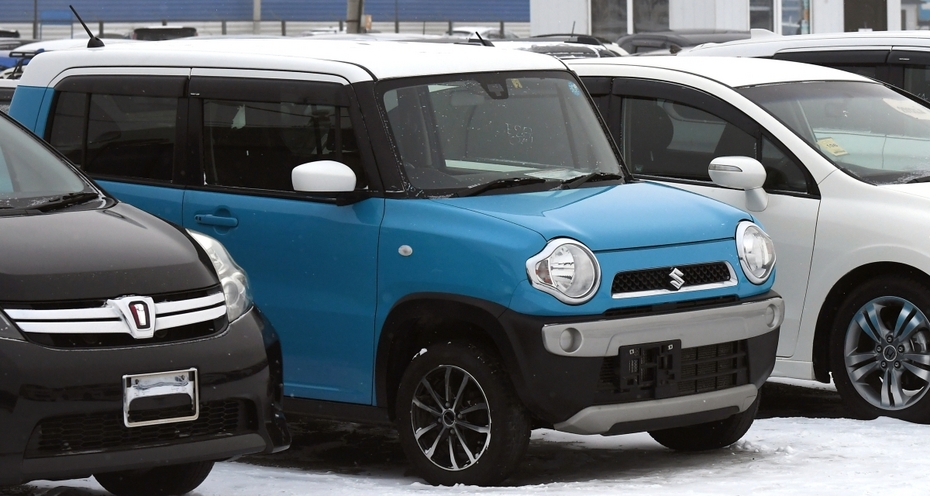 Японский праворульный автомобиль марки Suzuki Hustler