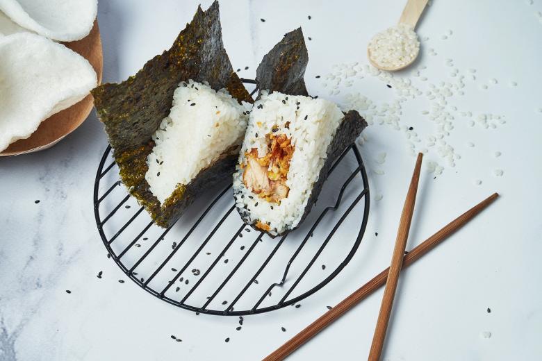 Как самому приготовить японскую закуску онигири