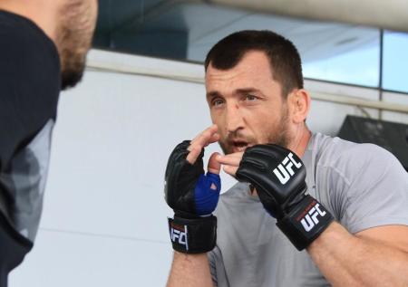 Салихов выиграл на UFC раздельным решением судей