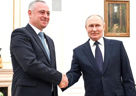 Путин поздравил Гунбу со вступлением в должность президента Абхазии