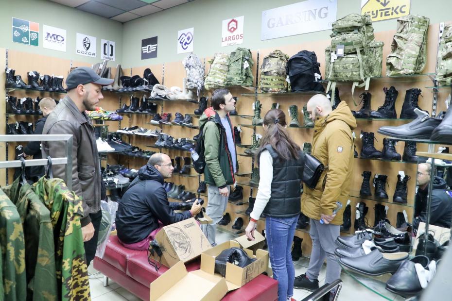 Покупатели в военторге «Эра стратега в торговом комплексе Савеловский»