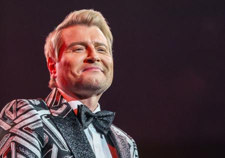 Басков поздравил детей в подмосковной больнице с Новым годом