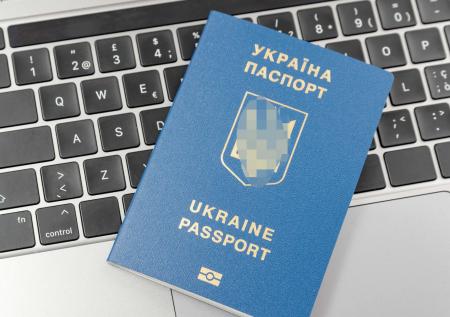 Украинцам запретили получать загранпаспорта за пределами страны