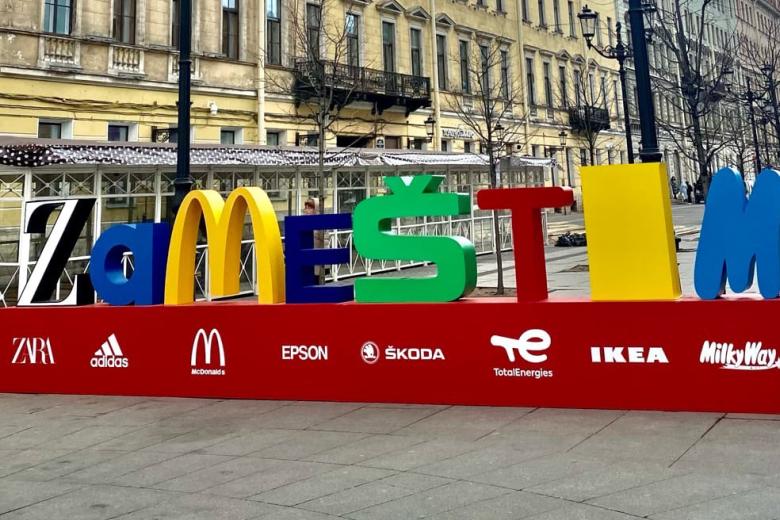 Инсталляция ZAMESTIM на пересечении Невского проспекта и Малого Конюшенного переулка