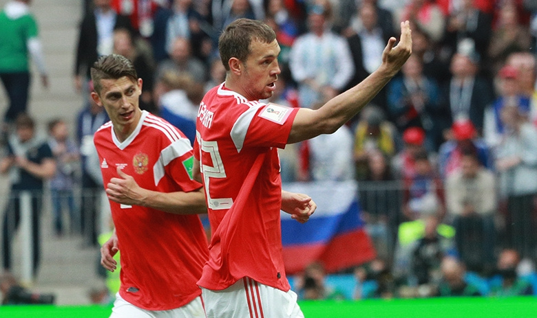 Артём Дзюба (в центре)