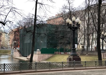 Жители Патриарших отбили гулявшую с собакой женщину у полиции