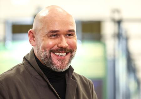Увольнение из театра и отказ уезжать из РФ: как живет актер Максим Аверин