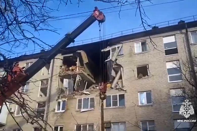 Краснодарский край. Белореченск. Автомобильный кран у пятиэтажного дома после взрыва газовоздушной среды