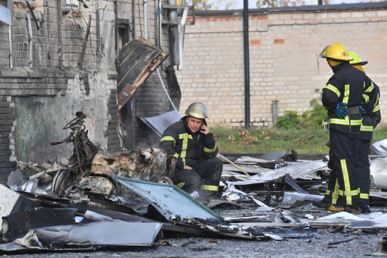 Пожарные у здания запорожской областной телекомпании «ЗаТВ», пострадавшего в результате взрыва в Мелитополе
