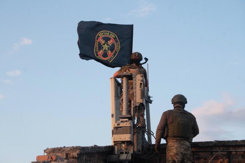 Бойцы ЧВК «Вагнер» водружают свой флаг на самой высокой точке Бахмута (Артемовска)