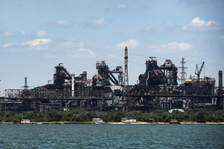 Вид на комбинат «Азовсталь» из акватории мариупольского порта
