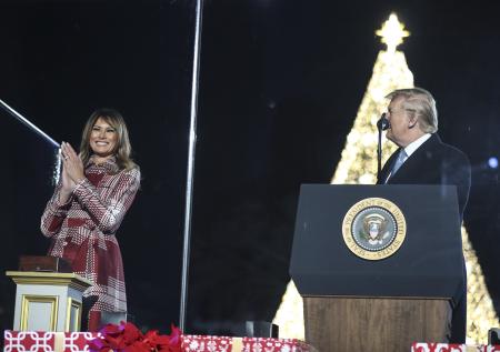 Дональд и Мелания Трамп зажгли огни на ёлке у Белого дома