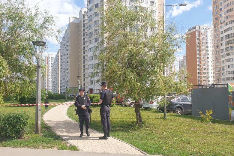 Россия. Москва. Московский. Последствия попадания беспилотного летательного аппарата (БПЛА) в жилой многоэтажный дом № 11 на улице Атласова. В результате происшествия повреждено остекление нескольких квартир и фасад дома