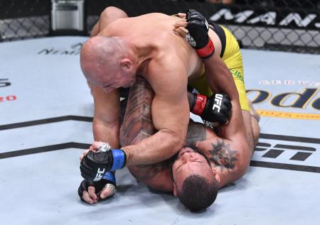 Тейшейра победил удушением Сантоса на турнире UFC в Лас-Вегасе