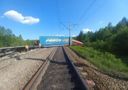 Транссиб перекрыли после схождения 19 вагонов с рельсов