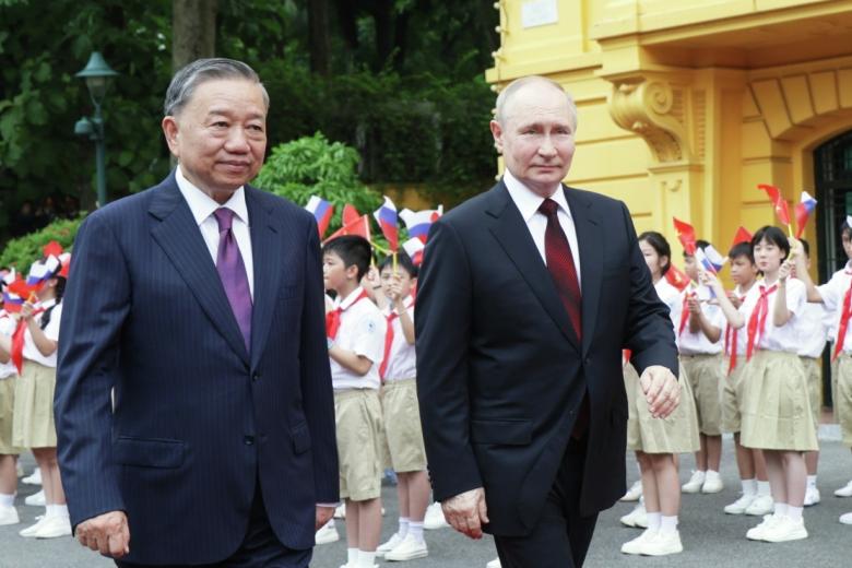 Президент РФ Владимир Путин и президент Социалистической Республики Вьетнам То Лам (слева)