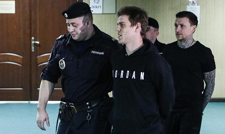 Александр Кокорин и Павел Мамаев под конвоем