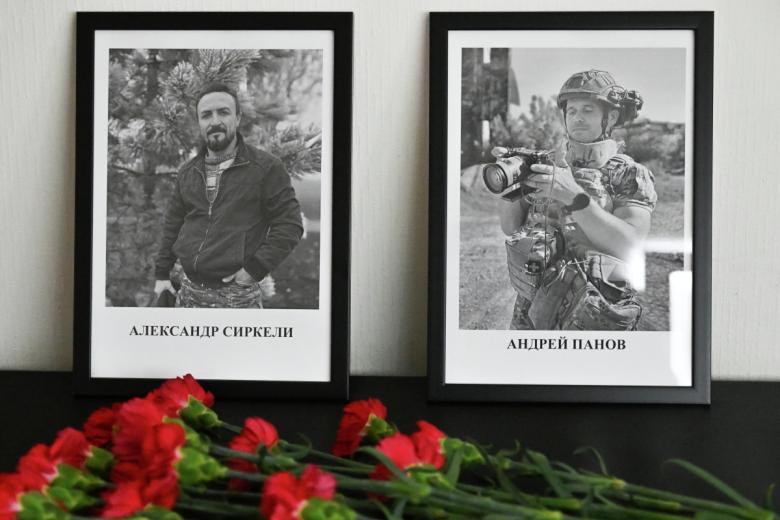 Цветы в память о погибших сотрудниках телеканала «Звезда» в зоне проведения СВО. Портреты оператора Андрея Панова и водителя Александра Сиркели установлены в здании телеканала «Звезда» в Москве