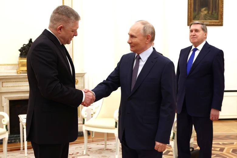 Президент России Владимир Путин c премьер-министром Словакии Робертом Фицо. Справа — помощник президента Юрий Ушаков