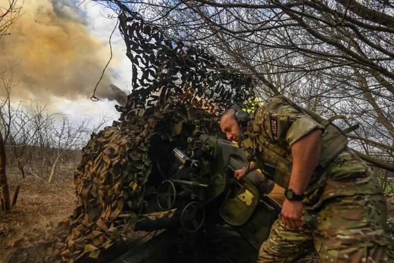 Боец артиллерийского расчета пушки-гаубицы Д-20 батальонно-тактической группы Каштана СпН «Ахмат» МО РФ на Курском направлении специальной военной операции