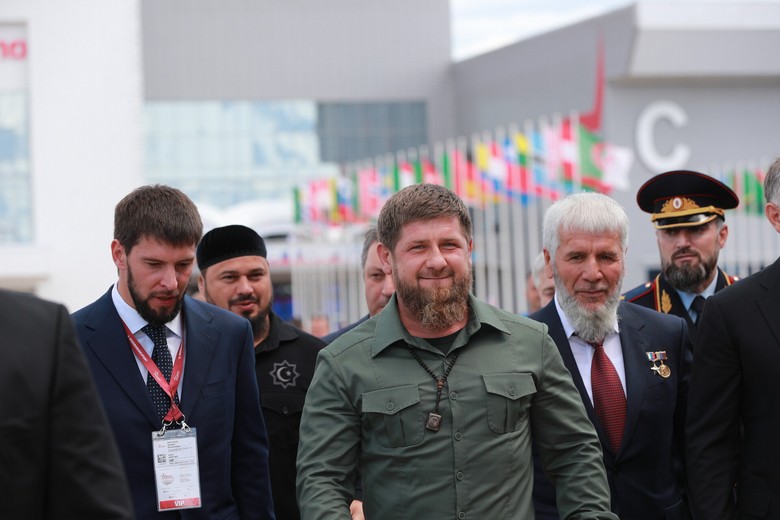 Рамзан Кадыров (в центре)